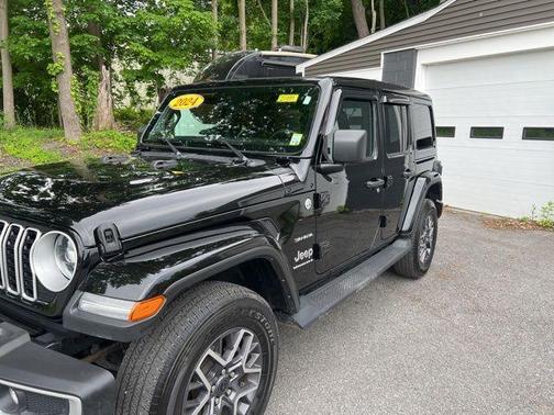 Black Clearcoat 2024 Jeep Wrangler Sahara