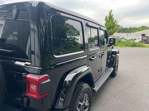 Black Clearcoat 2024 Jeep Wrangler Sahara