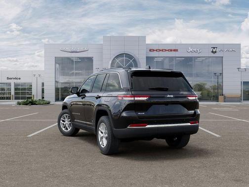 Diamond Black 2026 Jeep Grand Cherokee Laredo
