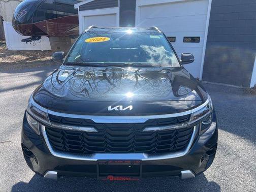 Fusion Orange 2024 Kia Seltos EX