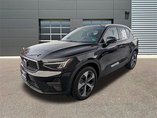2025 Volvo XC40 Core