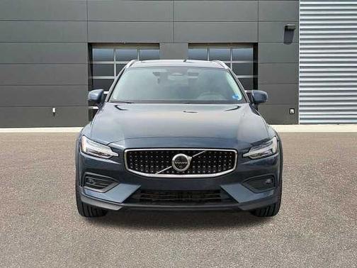 2025 Volvo V60 Cross Country Plus
