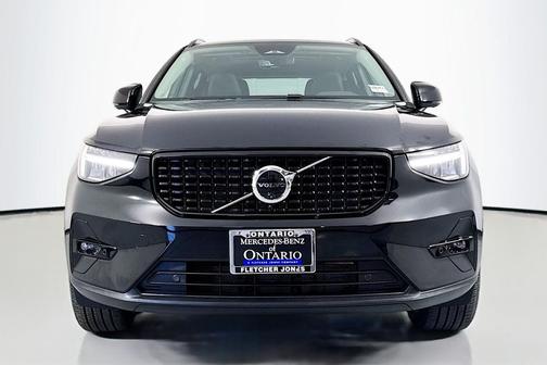 2025 Volvo XC40 B5 Plus Dark Theme