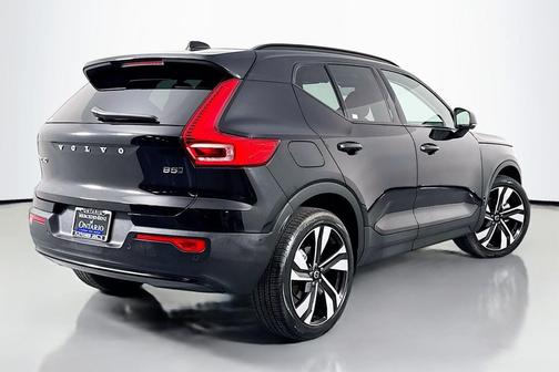 2025 Volvo XC40 B5 Plus Dark Theme