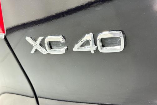 2025 Volvo XC40 B5 Plus Dark Theme