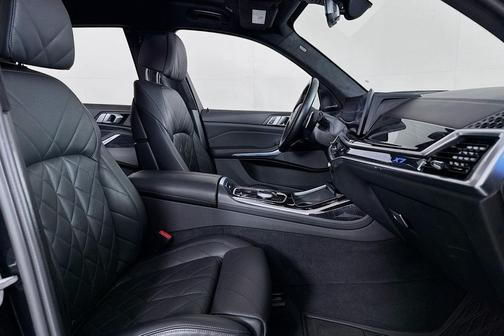 Black Sapphire Metallic 2023 BMW X7 xDrive40i