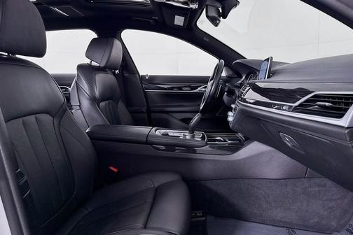 2019 BMW 740 740i