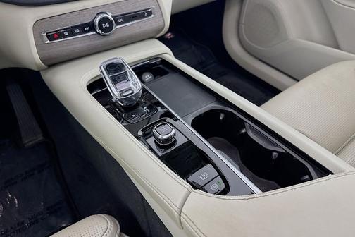 2022 Volvo XC90 Recharge Plug-In Hybrid T8 Inscription 6 Passenger