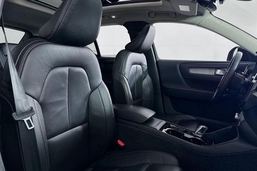2023 Volvo XC40 B5 Ultimate Dark Theme