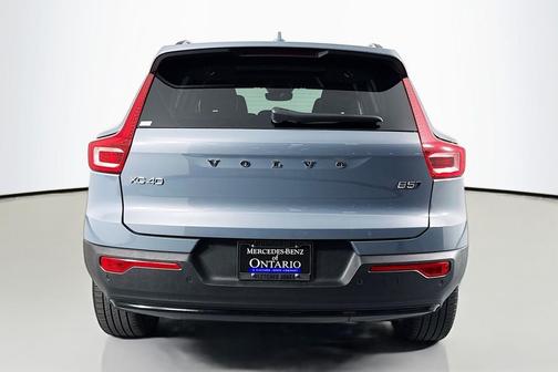 2023 Volvo XC40 B5 Ultimate Dark Theme