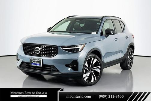 2023 Volvo XC40 B5 Ultimate Dark Theme