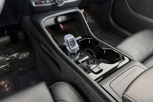 2023 Volvo XC40 B5 Ultimate Dark Theme