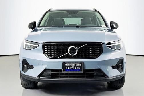 2023 Volvo XC40 B5 Ultimate Dark Theme