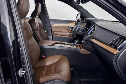 2022 Volvo XC90 T6 Momentum