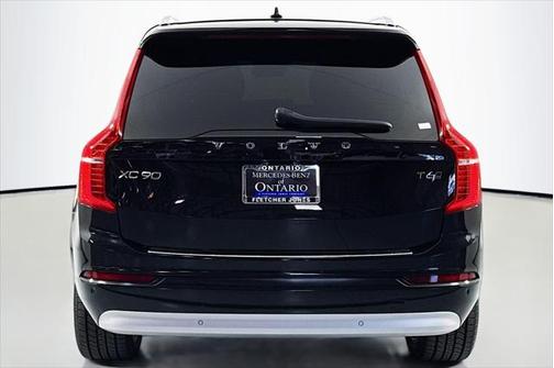 2022 Volvo XC90 T6 Momentum