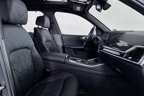 2025 BMW X5 M60i