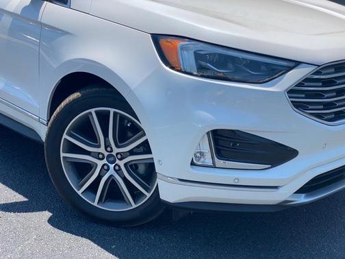 Photo 2 of 39 of 2019 Ford Edge Titanium
