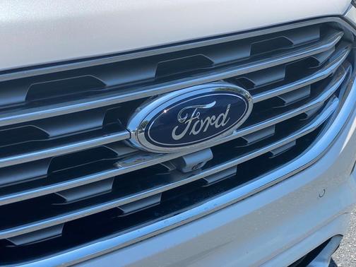 Photo 3 of 39 of 2019 Ford Edge Titanium