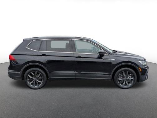 Deep Black Pearl Effect 2023 Volkswagen Tiguan 2.0T SE
