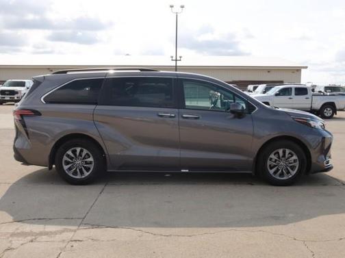 2022 Toyota Sienna LE