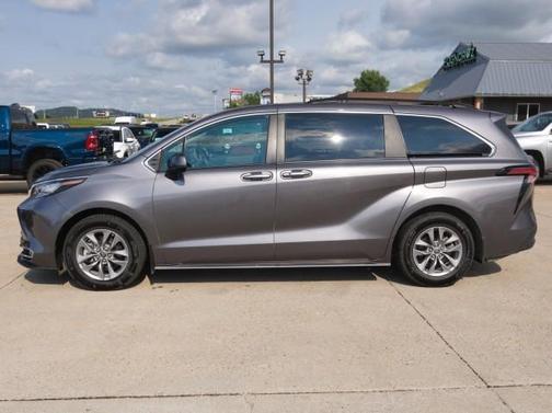 2022 Toyota Sienna LE