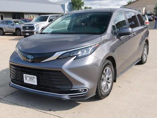 2022 Toyota Sienna LE