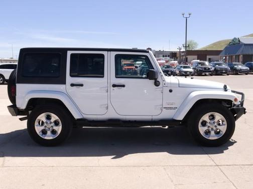 Bright White Clearcoat 2014 Jeep Wrangler Unlimited Sahara