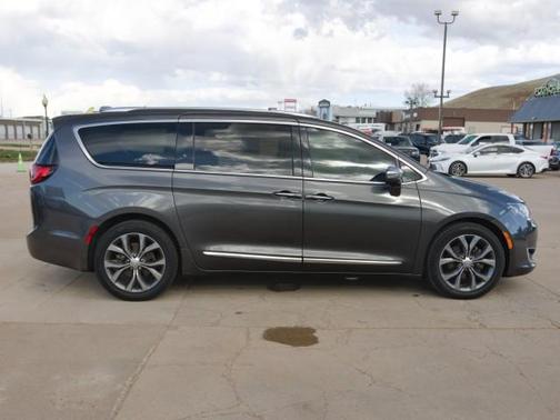 Granite Crystal Metallic Clearcoat 2020 Chrysler Pacifica Limited