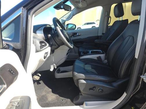 Diamond Black 2024 Chrysler Pacifica Touring-L