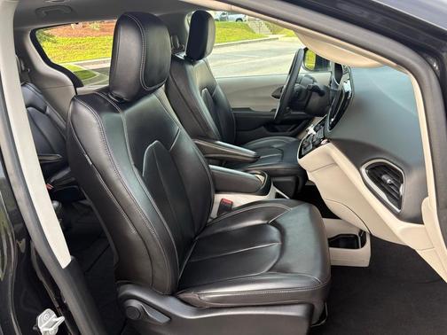 2023 Chrysler Pacifica Touring-L
