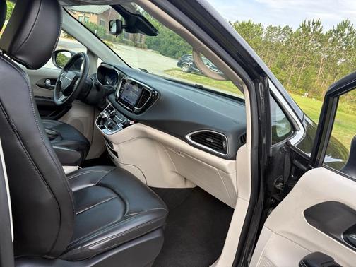 2023 Chrysler Pacifica Touring-L