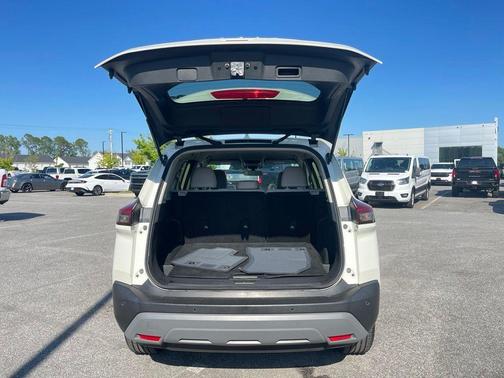 Pearl White Tri-Coat 2023 Nissan Rogue SV