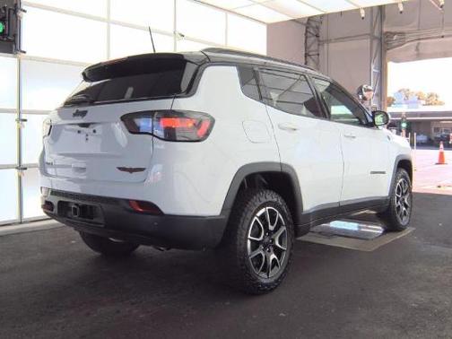 Bright White Clearcoat 2024 Jeep Compass Trailhawk