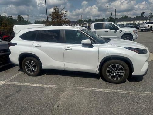 Pearl 2024 Toyota Highlander XLE
