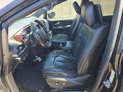 Brilliant Black Crystal Pearlcoat 2020 Chrysler Pacifica Hybrid Limited