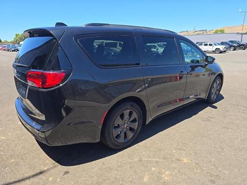Brilliant Black Crystal Pearlcoat 2020 Chrysler Pacifica Hybrid Limited