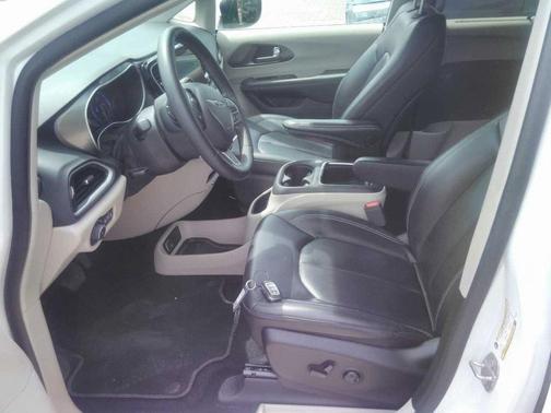 2023 Chrysler Pacifica Touring-L