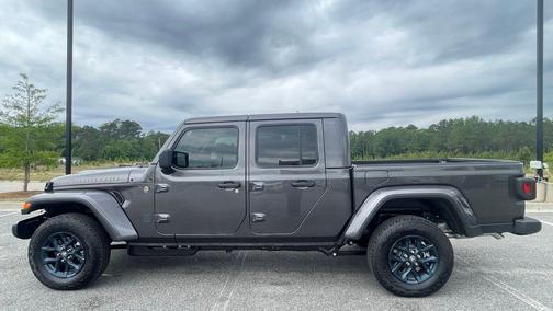 Granite Crystal Clearcoat Metallic 2026 Jeep Gladiator 85th Anniversary Edition