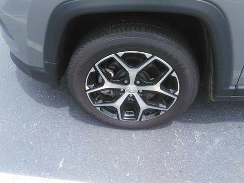 Sting Gray Clearcoat 2024 Jeep Compass Latitude