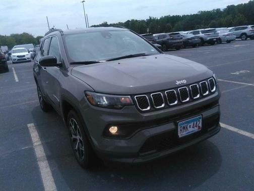 Sting Gray Clearcoat 2024 Jeep Compass Latitude