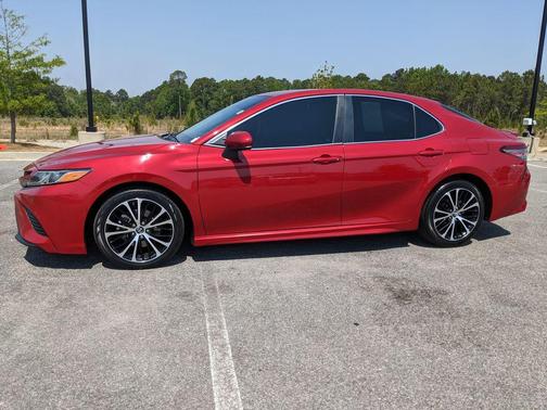 Red 2019 Toyota Camry SE