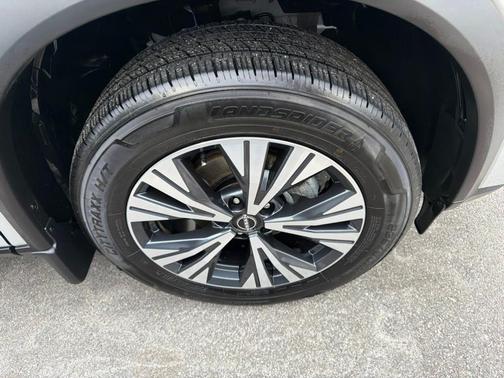 Brilliant Silver Metallic 2023 Nissan Rogue SV