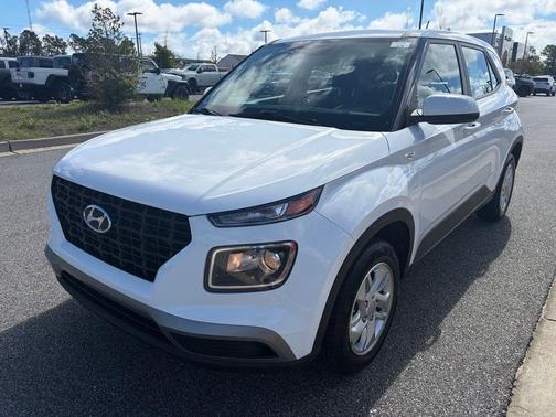 Lunar White 2024 Hyundai VENUE SE