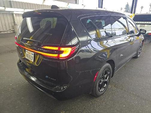 Brilliant Black Crystal Pearlcoat 2023 Chrysler Pacifica Hybrid Limited
