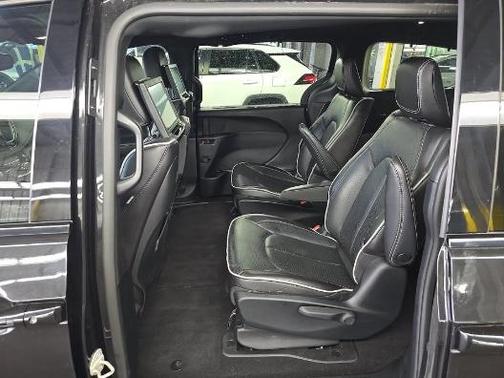 Brilliant Black Crystal Pearlcoat 2023 Chrysler Pacifica Hybrid Limited