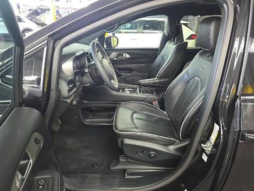 Brilliant Black Crystal Pearlcoat 2023 Chrysler Pacifica Hybrid Limited