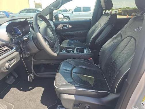 Silver Mist Clearcoat 2024 Chrysler Pacifica Hybrid Select