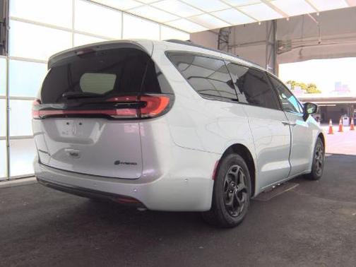 Silver Mist Clearcoat 2024 Chrysler Pacifica Hybrid Select