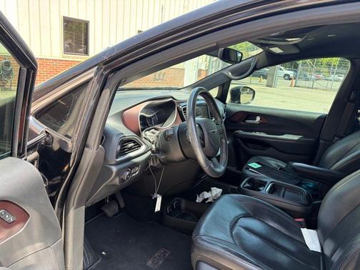 Brilliant Black Crystal Pearlcoat 2020 Chrysler Pacifica Touring-L