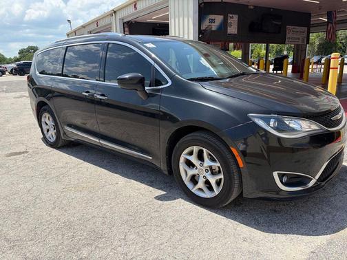 Brilliant Black Crystal Pearlcoat 2020 Chrysler Pacifica Touring-L